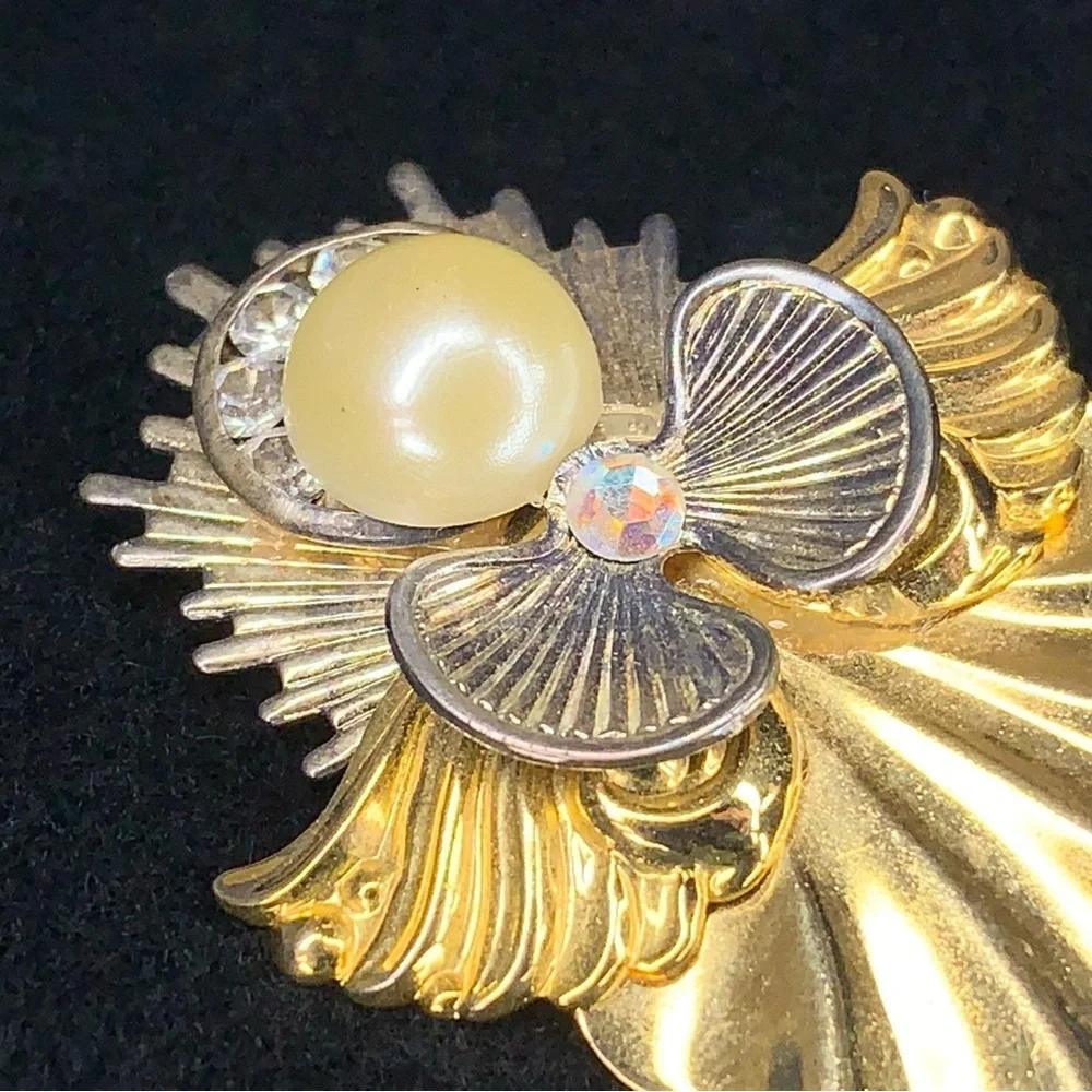 Vintage Angel Christmas Brooch Religious Holiday Gift Gold Tone Faux Pearl